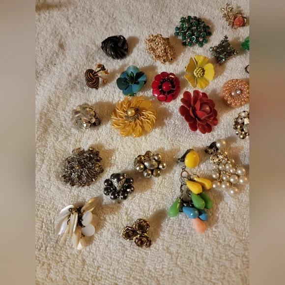 Lot of clip on earrings missing matches. - Picture 2 of 3